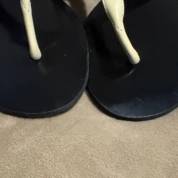 Gucci Women's Sandals with Cream Strap and Black Sole - Picture 6 of 7